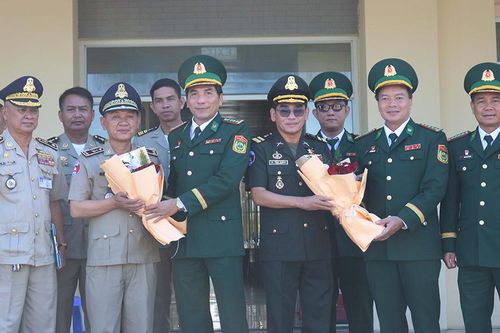 Biên phòng An Giang trao tặng quà cho các lực lượng vũ trang tỉnh Takeo