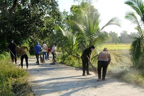 Đoàn viên, thanh niên huyện Tri Tôn ra quân vệ sinh môi trường