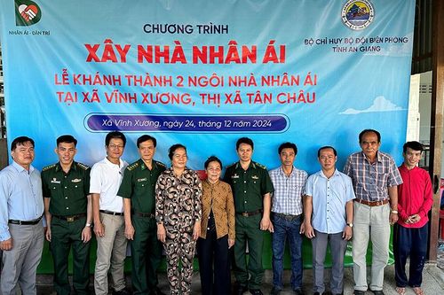 Trao 2 căn nhà Nhân ái cho hộ nghèo xã Vĩnh Xương