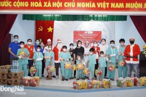 Tặng quà Giáng sinh cho 300 bệnh nhi