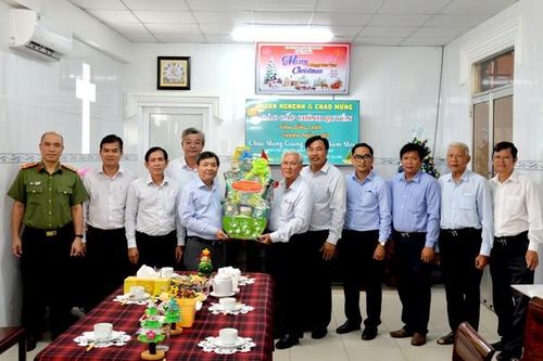 Đoàn công tác của tỉnh thăm, chúc mừng Lễ Giáng sinh tại TP Sa Đéc