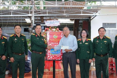 Binh đoàn 15: Hơn 200 triệu đồng tặng quà các cơ sở tôn giáo