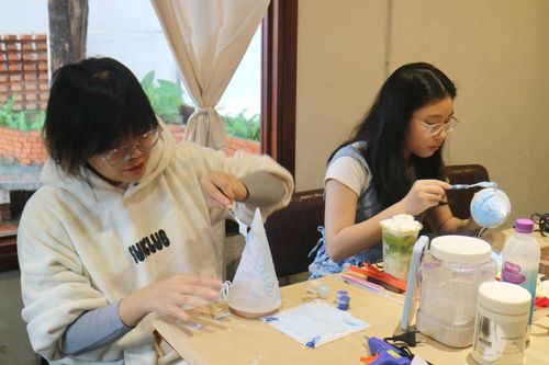 Trải nghiệm tự tay làm cây thông Noel từ vỏ ốc, vỏ sò