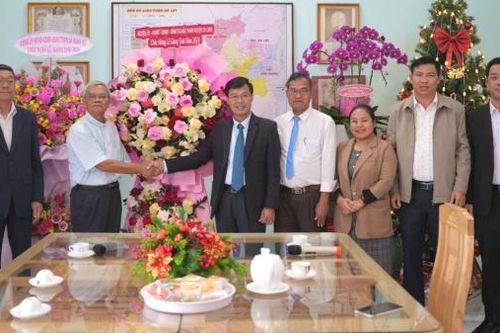 Lãnh đạo huyện Di Linh thăm, chúc mừng các cơ sở tôn giáo nhân dịp Giáng sinh