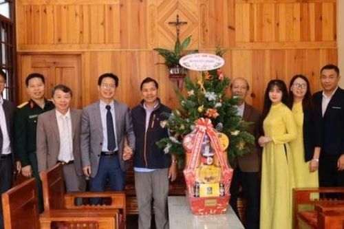 Lãnh đạo huyện Đức Trọng thăm, chúc mừng các cơ sở tôn giáo nhân Lễ Giáng sinh