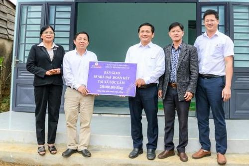 Công ty Thủy điện Đồng Nai bàn giao 5 căn nhà Đại đoàn kết cho hộ nghèo