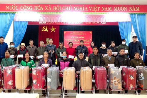 Trao quà Tết cho hộ nghèo