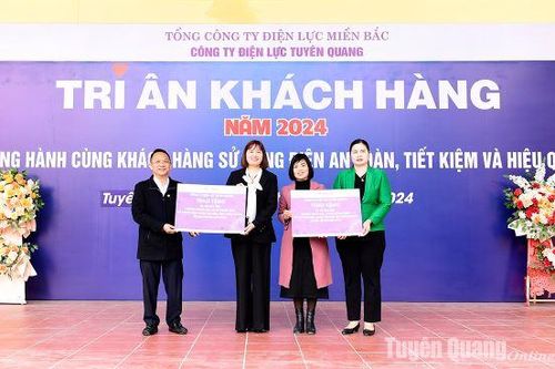 Điện lực Tuyên Quang trao tặng 44 bộ máy tính cho 2 trường học