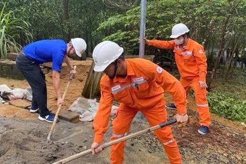 Khánh thành công trình thanh niên 'Thắp sáng đường quê' tại A Lưới