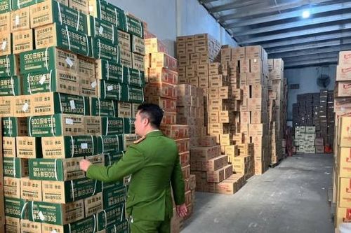 Hà Nội: Thu giữ hơn 1 tấn bánh kẹo, ngũ cốc không rõ nguồn gốc
