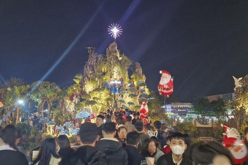 Nghệ An: Nhiều nhà thờ chật kín người dân trong đêm Lễ Noel