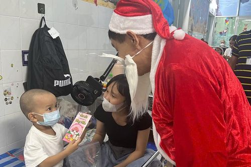 Bệnh viện Nhi đồng 2 TP.HCM: Xuất hiện ông già Noel đặc biệt