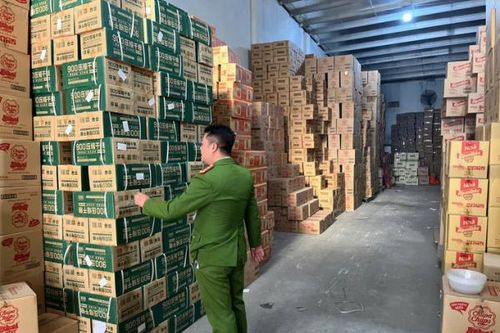Công an Hà Nội thu giữ gần 1 tấn bánh, kẹo, hạt ngũ cốc không rõ nguồn gốc