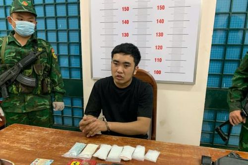 Giấu ma túy trong quần lót vận chuyển qua biên giới