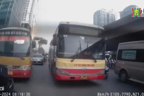 Xe buýt bấm còi inh ỏi, lấn làn vượt ẩu trên đường