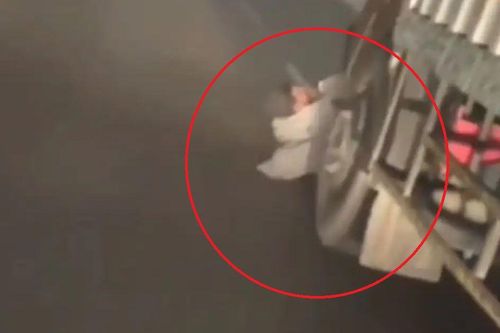Clip: Người đàn ông la hét, cầu cứu khi đang mắc kẹt dưới gầm xe tải