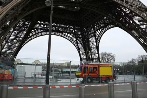 Hỏa hoạn bùng phát tại trục thang máy tháp Eiffel, hơn 1 nghìn người phải sơ tán khẩn cấp