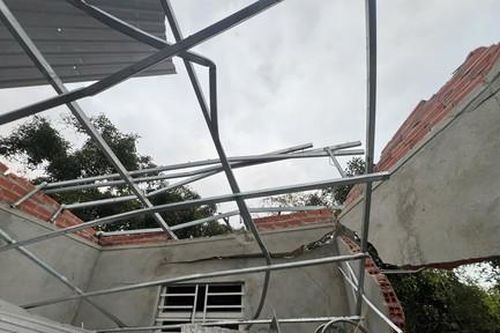 Tự chế pháo gây nổ thổi tung mái nhà, 1 người chết, 5 người bị thương
