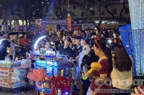Hàng rong bủa vây, xe máy đậu kín vỉa hè khu vực nhà thờ Đức Bà