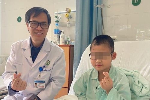 6 giờ cân não loại bỏ khối u nguy hiểm cho bé trai 9 tuổi