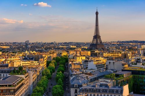Tháp Eiffel bốc cháy ngay trước đêm Giáng sinh