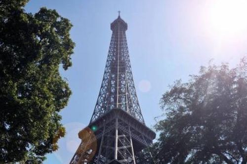Hỏa hoạn bùng phát ở tháp Eiffel ngay trước Giáng sinh, khoảng 1.200 người phải sơ tán