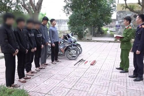 Bắt nhóm đối tượng dùng hung khí đuổi chém người đi đường