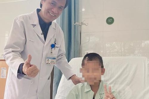 Gia đình xin về, bác sĩ quyết cứu bé trai có khối u tuyến tùng nguy hiểm