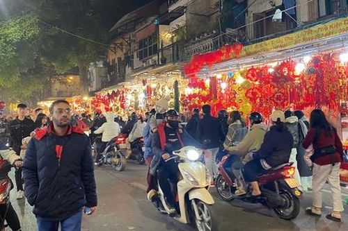 Hình ảnh phố Hàng Mã rực rỡ sắc màu trước Giáng sinh