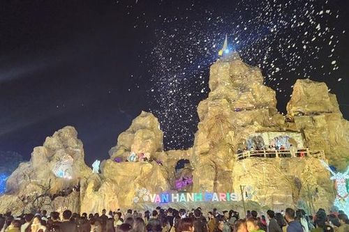 Người dân thích thú check-in hang đá làm từ 5.000 cây tre dịp Giáng sinh
