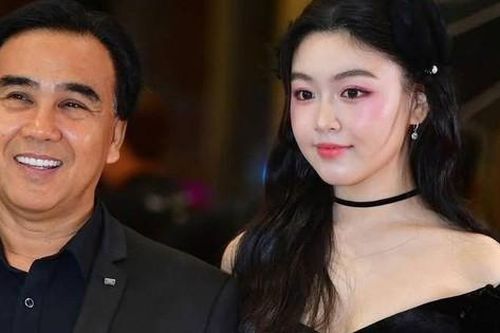Hiếm lắm mới thấy Lọ Lem mặc đồ sexy, liên tục phải lấy tay che chắn
