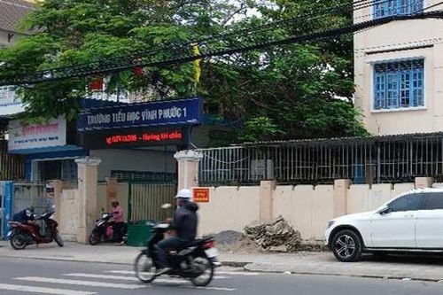 Cô giáo bị 2 người đàn ông tấn công trong giờ học