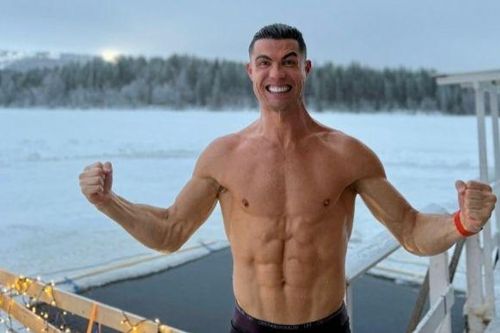 Ronaldo tắm giữa trời -8 độ đón Giáng sinh