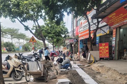 Chủ tịch Hà Nội chỉ đạo kiểm tra, giám sát thi công vỉa hè