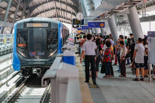 Metro ở Thái Lan chạy thêm 2 tiếng đón khách 'quẩy' tiệc năm mới