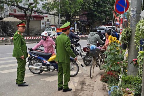 Ra quân xử lý 'điểm nóng' về trật tự đô thị tại phường Bưởi