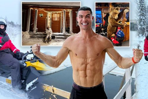 Các sao thể thao đón Giáng sinh: Ông già Noel phát quà cho tuyển Việt Nam, Ronaldo chọn phong cách 'dị' nhân