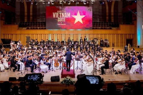Nghệ sĩ nhân dân Bùi Công Duy cùng nhiều nghệ sĩ quốc tế tham gia hòa nhạc chào năm mới
