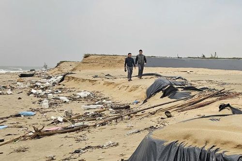 Bờ biển sạt lở nghiêm trọng khiến người dân Quảng Bình bất an