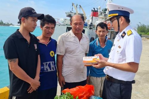 Vùng 4 Hải quân làm điểm tựa giúp ngư dân Bình Định vươn khơi, bám biển