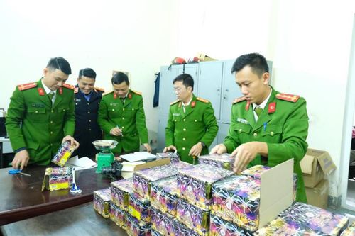 Sử dụng mạng xã hội buôn bán hơn 1 tấn pháo lậu