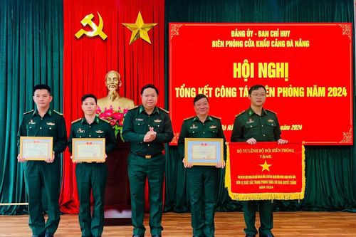 Biên phòng cửa khẩu Cảng Đà Nẵng được Bộ Tư lệnh Bộ đội Biên phòng tặng Cờ thi đua xuất sắc