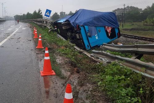 Tránh xe máy , xe khách lật nhào
