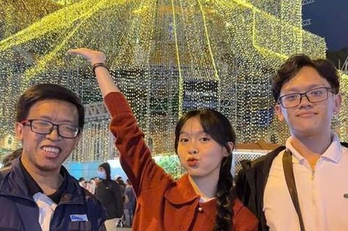 Bạn trẻ Sài Gòn nô nức xuống phố chơi Noel