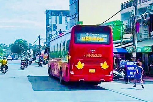 Bắt 2 tài xế xe ôm đánh nhân viên xe khách ở khu vực Bệnh viện Ung bướu