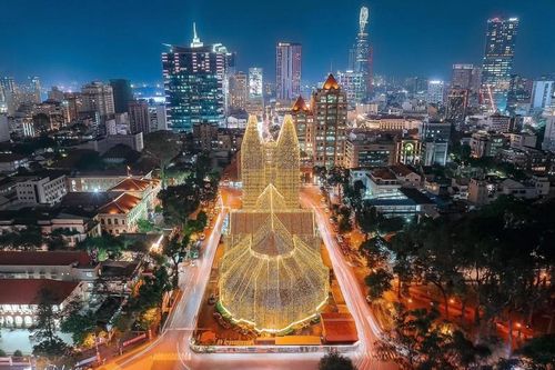 Quận 1 TP HCM hóa 'cung điện ánh sáng' dịp Noel