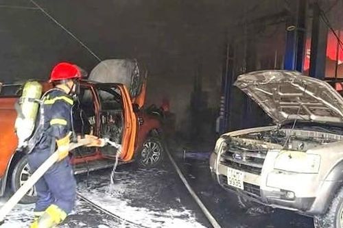 Hiện trường vụ cháy gara xe hơi thiêu rụi nhiều ô tô tại Hạ Long