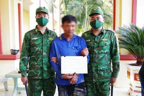 Bắt đối tượng vận chuyển 12kg vàng qua biên giới