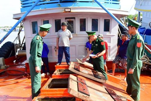 Hải đoàn Biên phòng 18 bắt vụ vận chuyển 50.000 lít dầu DO