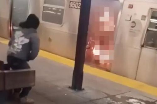 Sự vô cảm bị phơi bày trong vụ thiêu sống trên tàu điện ngầm ở New York